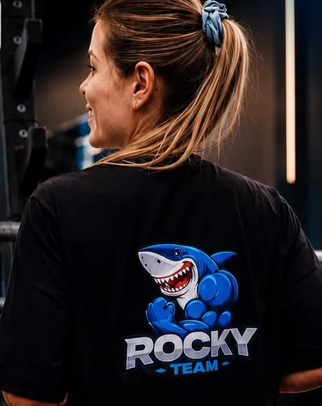 Aluna Rocky Team de costas com a camiseta do tubarão mascote